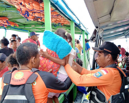 Kapal Terbakar di Perairan Aru, 98 Penumpang Berhasil Diselamatkan