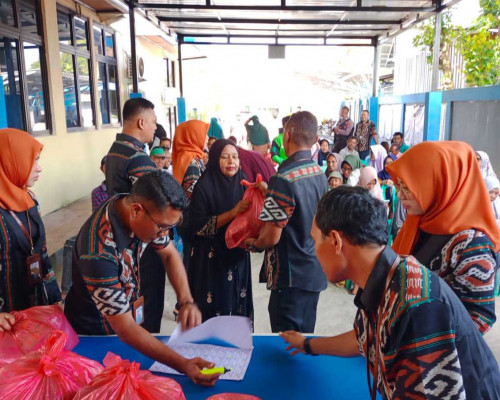 Peringati HUT ke-61, BPDM Cabang Bula Berbagi 100 Paket Sembako