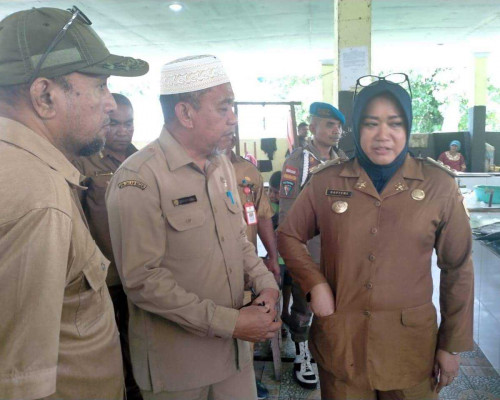 Bupati Bursel Minta Pegadang Tidak Timbun Barang Kebutuhan Pokok