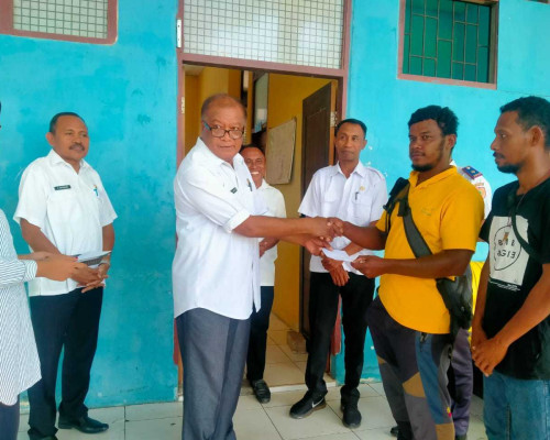 Antisipasi Dampak Inflasi, Pemkab Bursel Salurkan BLT BBM