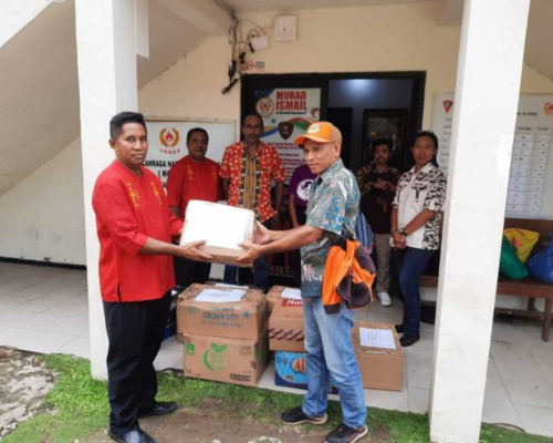 Peduli Sesama, SMAN 2 Ambon Serahkan Sembako Bagi Korban Kebakaran Mardika