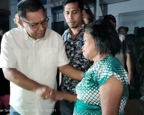 Fatlolon Beri Bantuan ke Korban Kebakaran di Tanimbar