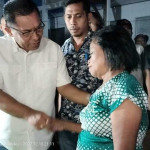 Fatlolon Beri Bantuan ke Korban Kebakaran di Tanimbar