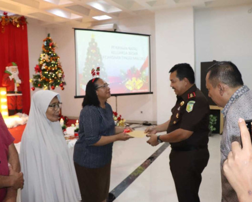 Rayakan Natal Keluarga Besar, Kajati Bagikan Bingkisan