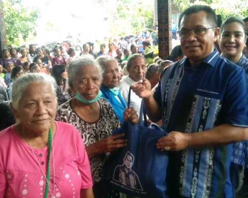 Ribuan Paket Hadiah Natal Petrus Fatlolon Diterima Warga Tanimbar