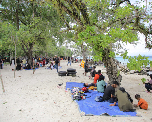 Ribuan Warga Kunjungi Objek Wisata Pantai Liang 