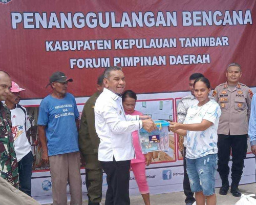 Indey Kunjuni Pulau Baru, Serahkan Bansos di Wuarlabobar