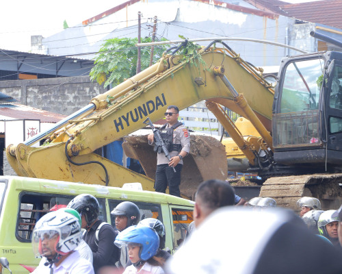 Warga Hadang Ekskavator, Tapi Penggurusan Tetap Dilakukan