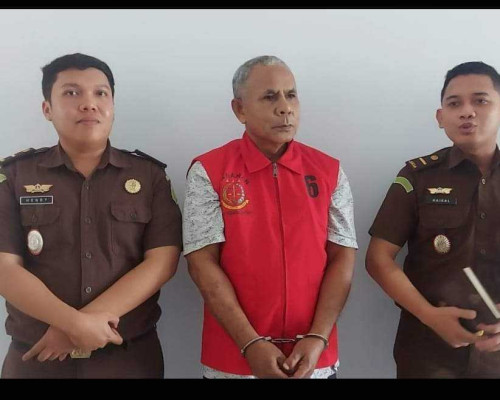 Mantan Kasatpol PP SBT Diserakan ke Jaksa