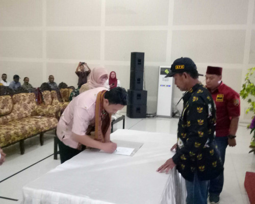 Lantik Pengurus PABPDSI Maluku, Feri Minta Awasi Dana Desa