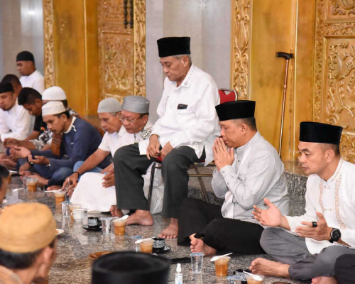 Irjen Lotharia Buka Puasa dengan Warga di Masjid Alfatah