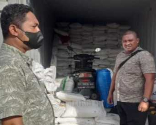 Polisi Amankan Jerigen Berisi Bahan Kimia Berbahaya dari Dalam Kontainer