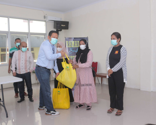 Ameks-Pegadaian Ambon Berbagi Paket Stunting