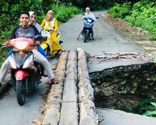Tolong! Jembatan Waelapia Ambruk Akibat Hujan Deras