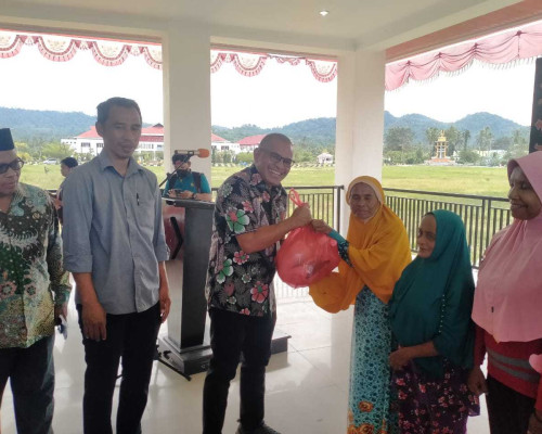 Bantu Warga Ekonomi Lemah, Pemkab Bursel Gelar Pasar Murah