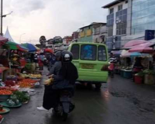 PKL di Mardika Masih Kuasai Terminal dan Badan Jalan