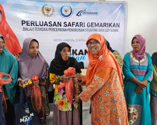 Anggota DPR Fraksi PKS Bagi 1.500 Paket Ikan di Maluku