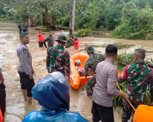 Banjir Rendam Pemukiman di Desa Waifusi, Ratusan Warga Dievakuasi