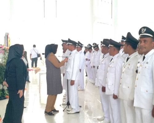 Bupati Bursel Melantik dan Mengambil Sumpah 45 Penjabat Kades