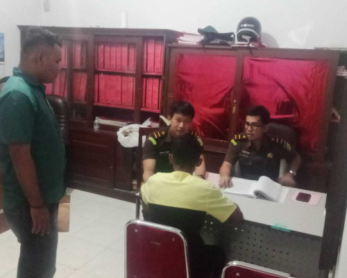 Polsek Namrole Limpahkan Tersangka Pencabulan ke Jaksa