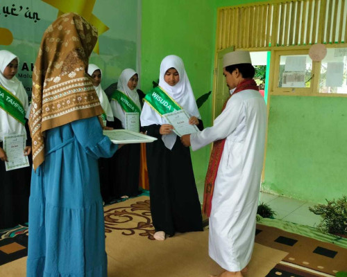 70 Santri dan Santriwati Pondok Pasantren Shuffa Hizbullah diwisudakan.