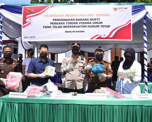 Kejaksaan Negeri Malteng Musnahkan Barang Bukti Tindak Pidana