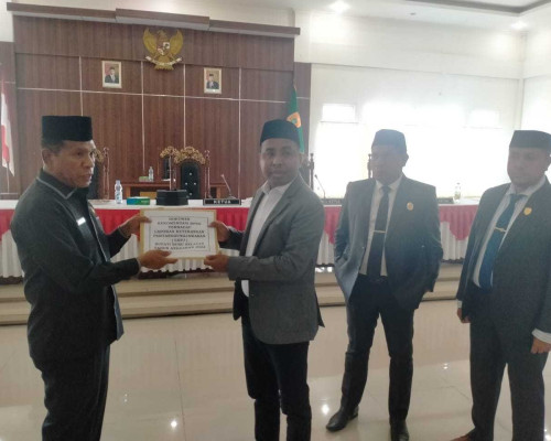 DPRD Serahkan Rekomendasi LKPJ Bupati ke Pemkab Bursel