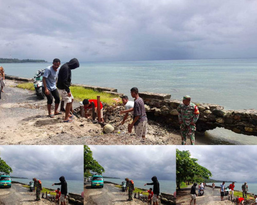 Babinsa Desa Wakal dan Pemuda Timbun pasir, Perbaiki Jalan Rusak.
