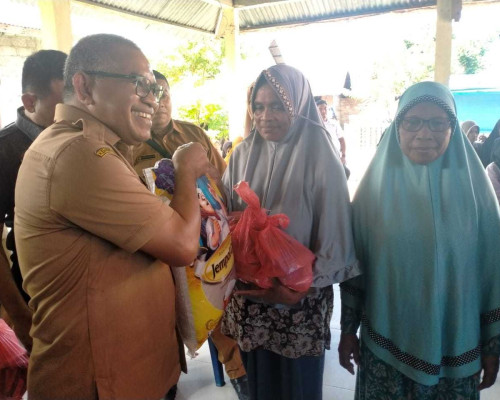 Pemkab Bursel Beri Bantuan Bagi Korban Banjir di Desa Waefusi