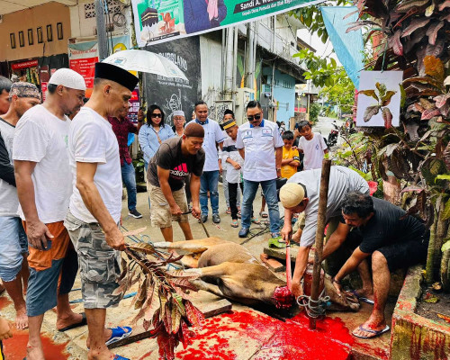 BMW Serahkan Hewan Kurban ke Majelis Taklim Batu Merah