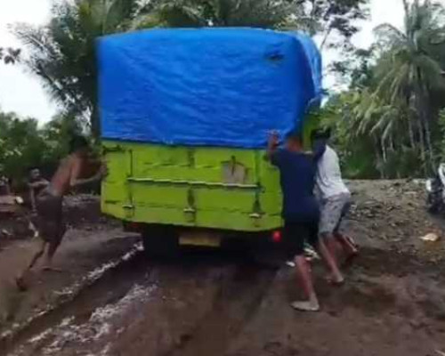 Lumpur Tutup Badan Jalan di Dusun Olas, Mobil Angkot Berhenti Beroperasi