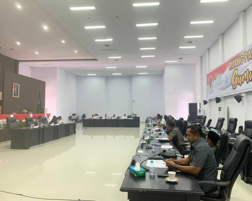 Sikapi Kelangkaan BBM, DPRD SBT Gelar Rapat Gabaungan Komisi