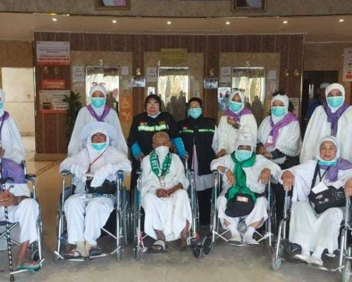 Jamaah Haji Lansia Tawaf Wada Gunakan Kursi Roda dan Skuter
