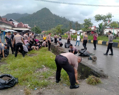 Personil Polres Bursel Bersih Lingkungan di Kota Namrole