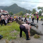 Personil Polres Bursel Bersih Lingkungan di Kota Namrole