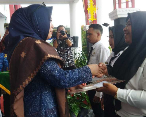 Bupati Bursel Serahkan SK untuk 237 Nakes Jalur P3K
