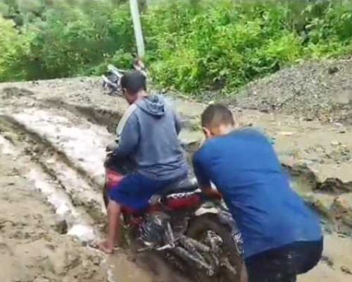Lumpur Tutup Badan Jalan di Dusun Olas, Mobil Angkot Berhenti Beroperasi