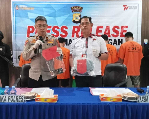 Polisi Ciduk Lima Pelaku Narkoba di Masohi