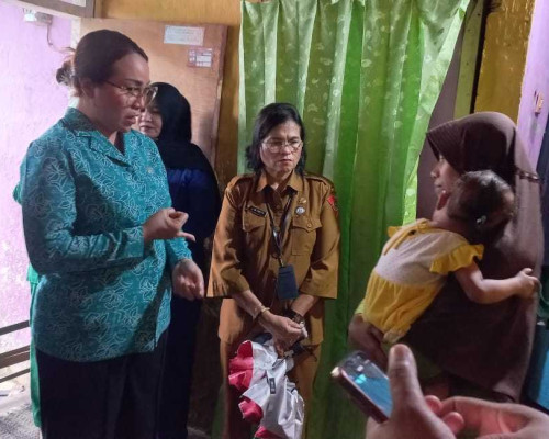 Wattimena Kunjungi Anak Penderita Stunting di Negeri Laha