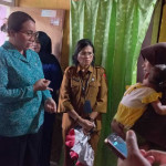 Wattimena Kunjungi Anak Penderita Stunting di Negeri Laha