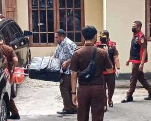 Rumah Dinas Mantan Kadis Pendidikan Malteng Digeledah Jaksa
