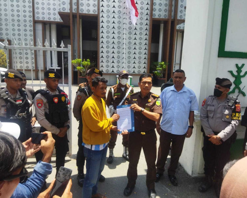 Demo di Kejati, Mahasiswa Desak Tuntaskan Kasus Korupsi di Politeknik Ambon