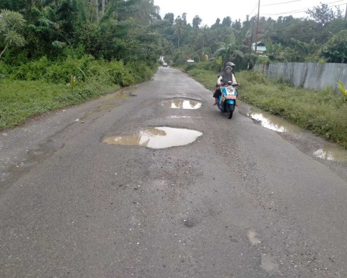 Pemkab Bursel Tak Bisa Perbaiki Jalan Depan Kantor Disdukcapil, Ini Alasannya