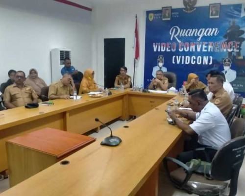 Wabub Salurkan Bantuan untuk Anak Stunting di Bursel 