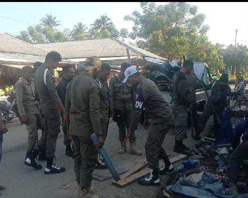 Jualan di Bahu Jalan, Puluhan Lapak PKL di Namrole Ditertibkan