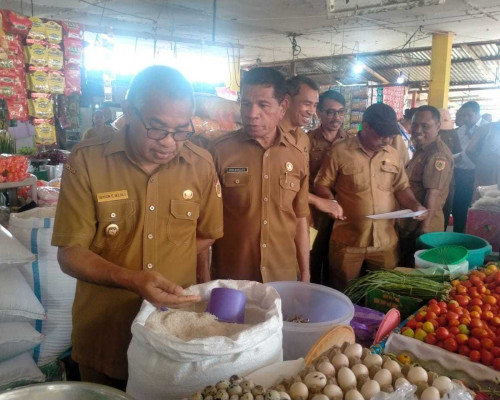 Kendalikan Harga, Pemkab Bursel Gelar Operasi Pasar