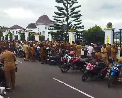 Buntut Gaji Tak Dibayarkan, Ratusan Pegawai Honorer Blokade Kantor Bupati SBB