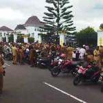 Buntut Gaji Tak Dibayarkan, Ratusan Pegawai Honorer Blokade Kantor Bupati SBB