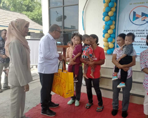 HUT ke-62, Bank Maluku Namrole Salurkan Ratusan Sembako untuk Penanganan Stunting