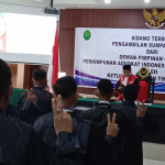 Ketua Pengadilan Tinggi Ambon Ambil Sumpah 14 Advokat Muda